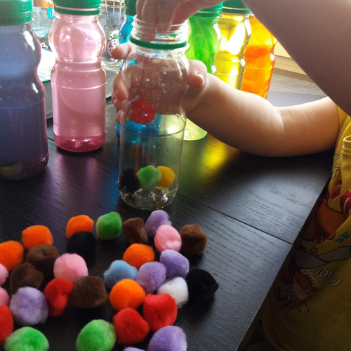 Création de bouteilles sensorielles pour bébé