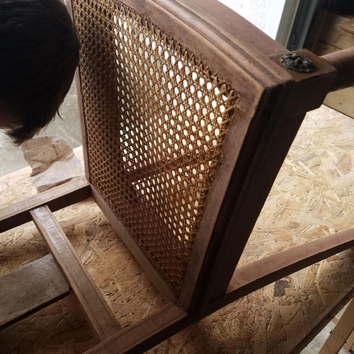 Ponçage de chaise pour réaliser chaises dépareillées
