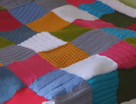 Couverture bébé patchwork au tricot