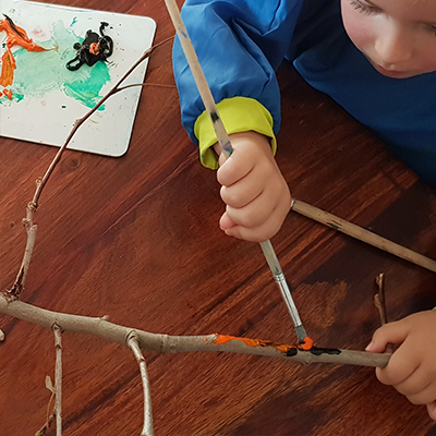 Peindre une branche d'arbre couleurs Halloween