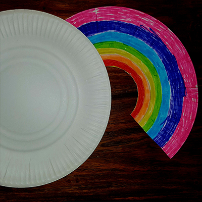 demi-assiette en carton multicolore
