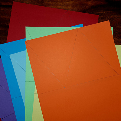 triangles carton multicolores pour banderole anniversaire