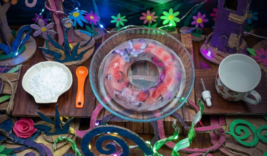 activité sensorielle pour les enfants avec de la glace et des papillons