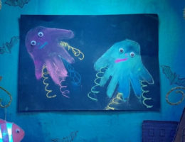 meduse à la main et pastel sec pour les maternelles