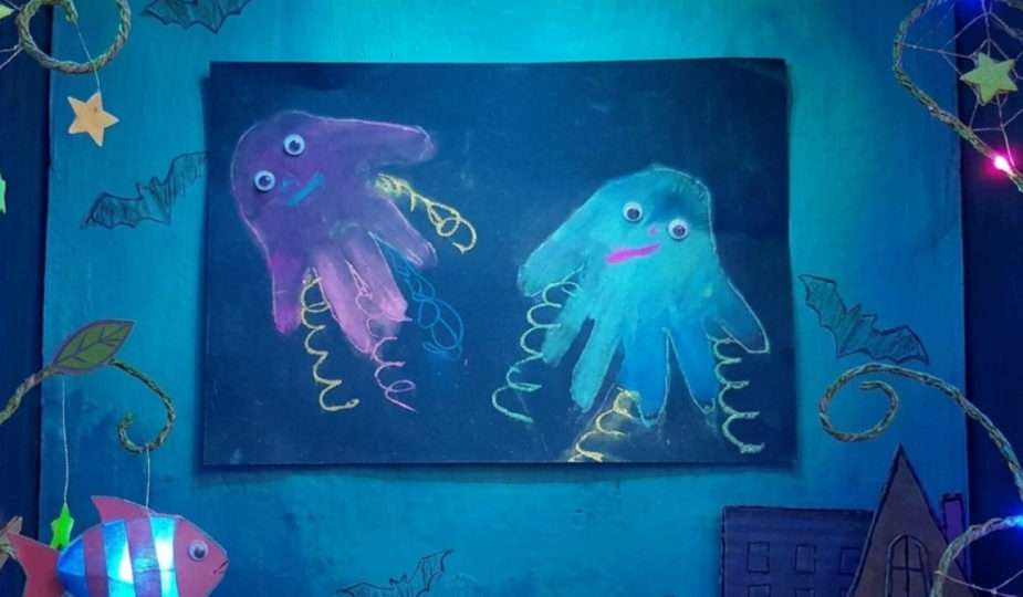 meduse à la main et pastel sec pour les maternelles
