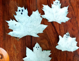 DIY fantôme avec feuille d'arbre, érable