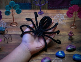 DIY araignée halloween avec fil chenille