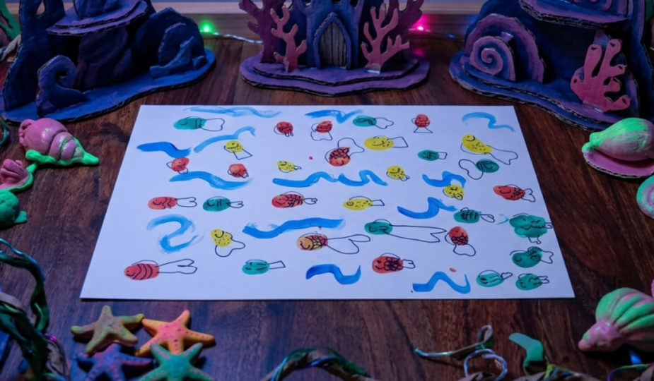 Peinture au doigt banc de poissons