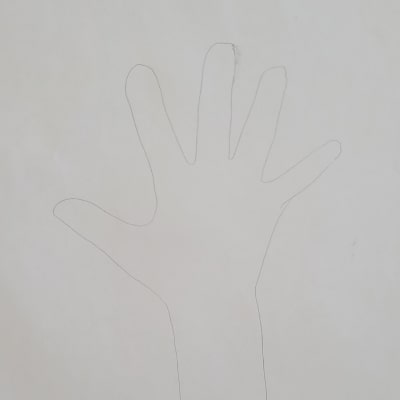 contour main enfant au crayon à papier