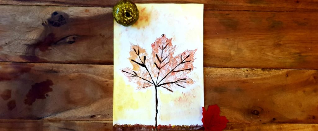 arbre d'automne avec empreinte feuille d'érable, automne