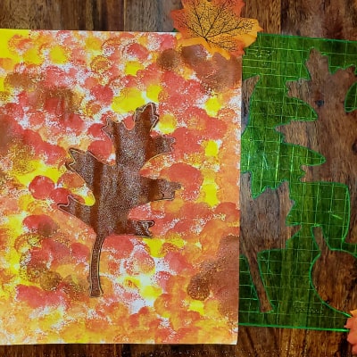 feuille d'automne en peinture, création d'enfant