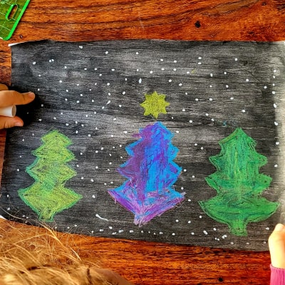dessin d'enfant, sapins avec pastel gras, et flocons de neige