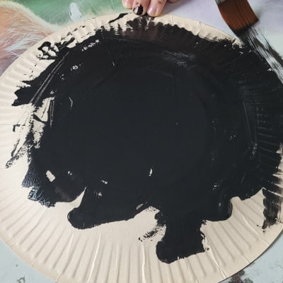 peindre en noir assiette en carton