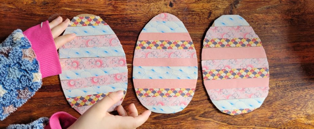La création d'un oeuf de Pâques en carton personnalisé avec des bandes de papier