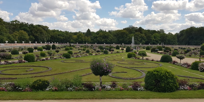 vue jardins château de Chenonceau avec les enfants
