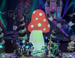 création avec l'enfant champignon en carton
