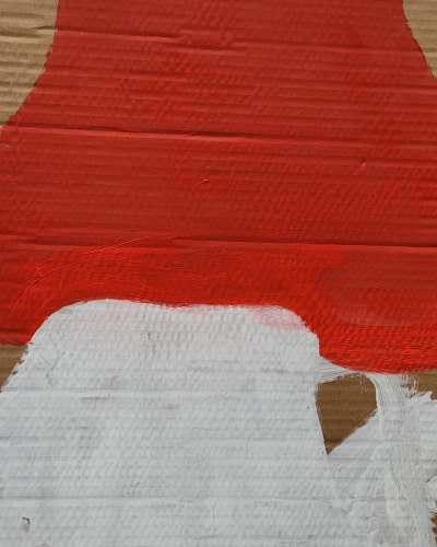 peinture rouge et peinture blanche sur carton
