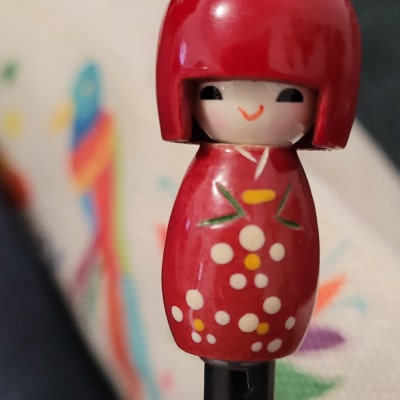 Coller kokeshi sur crayon avec colle forte