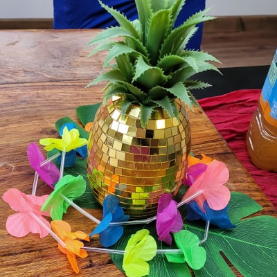 déco ananas et collier de fleurs hawaii
