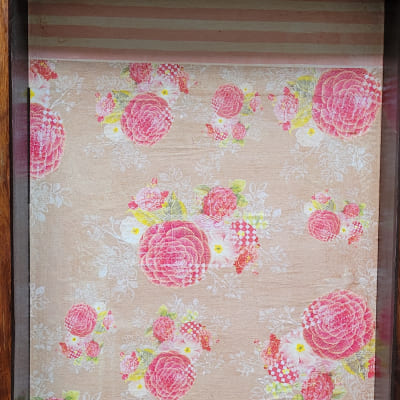 papiers roses colle plateau