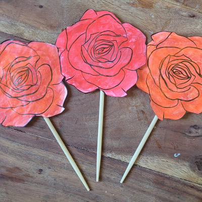 rose en rouge et batonnets