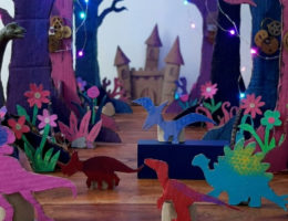 Création avec l'enfant de figurines dinosaures en carton