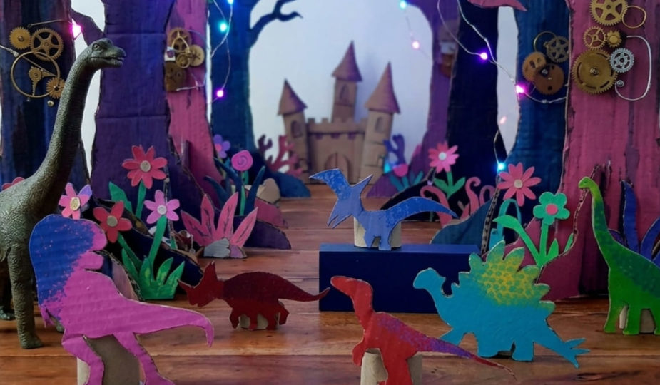 Création avec l'enfant de figurines dinosaures en carton